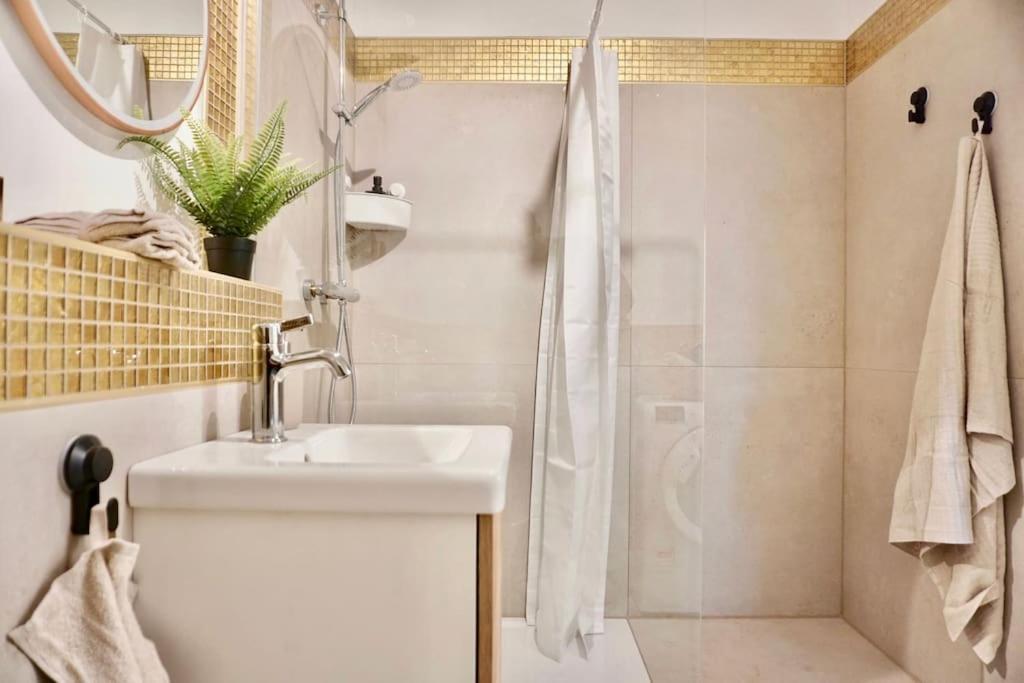 Neu Modernes Apartment In Top Lage, Free Parking Max 1,65M Hoehe Und 1,8M Breite カールスルーエ エクステリア 写真