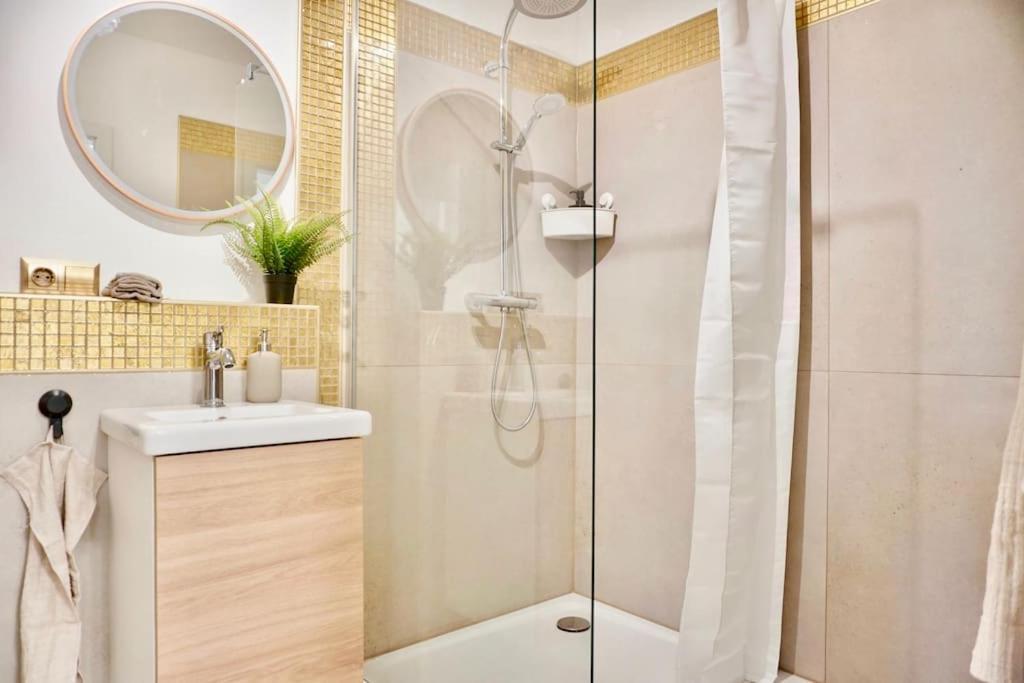 Neu Modernes Apartment In Top Lage, Free Parking Max 1,65M Hoehe Und 1,8M Breite カールスルーエ エクステリア 写真