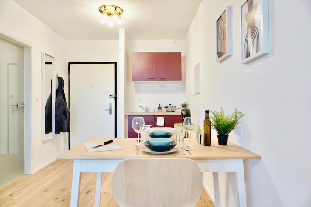 Neu Modernes Apartment In Top Lage, Free Parking Max 1,65M Hoehe Und 1,8M Breite カールスルーエ エクステリア 写真