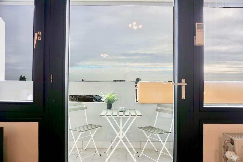 Neu Modernes Apartment In Top Lage, Free Parking Max 1,65M Hoehe Und 1,8M Breite カールスルーエ エクステリア 写真