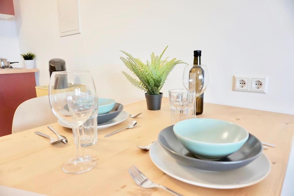 Neu Modernes Apartment In Top Lage, Free Parking Max 1,65M Hoehe Und 1,8M Breite カールスルーエ エクステリア 写真