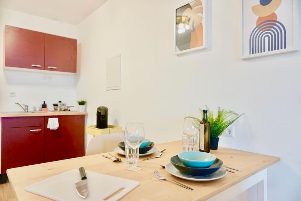 Neu Modernes Apartment In Top Lage, Free Parking Max 1,65M Hoehe Und 1,8M Breite カールスルーエ エクステリア 写真