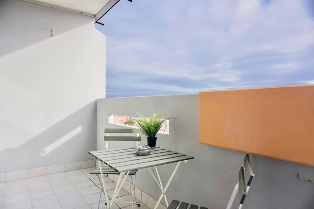 Neu Modernes Apartment In Top Lage, Free Parking Max 1,65M Hoehe Und 1,8M Breite カールスルーエ エクステリア 写真