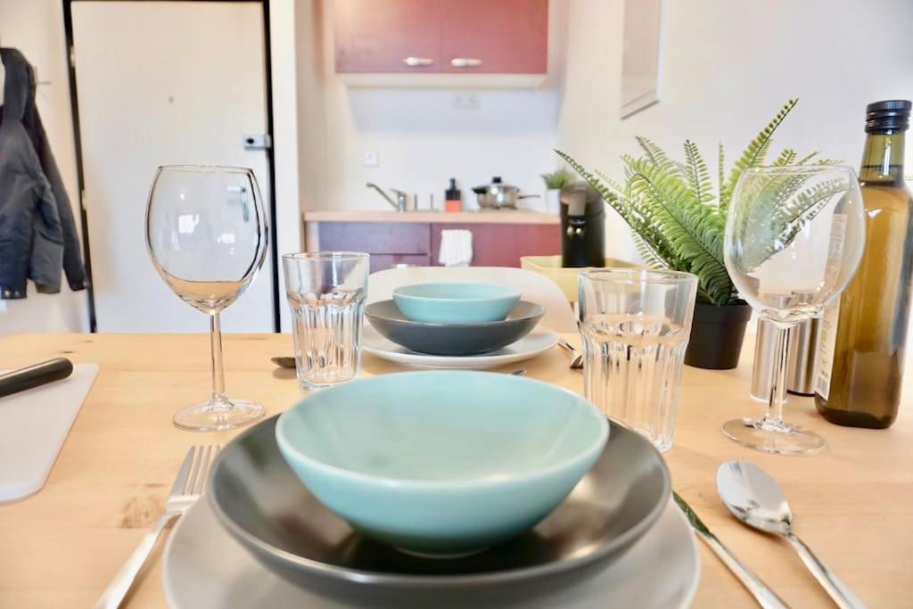 Neu Modernes Apartment In Top Lage, Free Parking Max 1,65M Hoehe Und 1,8M Breite カールスルーエ エクステリア 写真